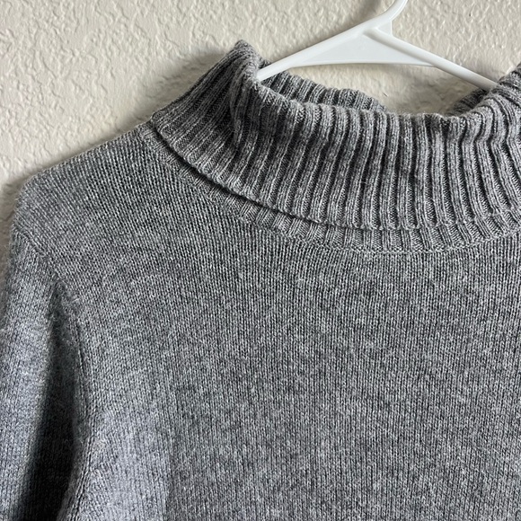 Brandy Melville Turtleneck Sweatshirt - Picture 4 of 8